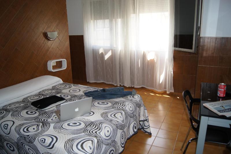 Single Room image 3