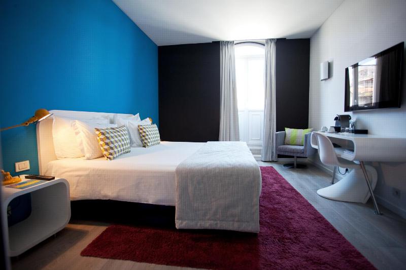 Superior Double or Twin Room with Street View image 2
