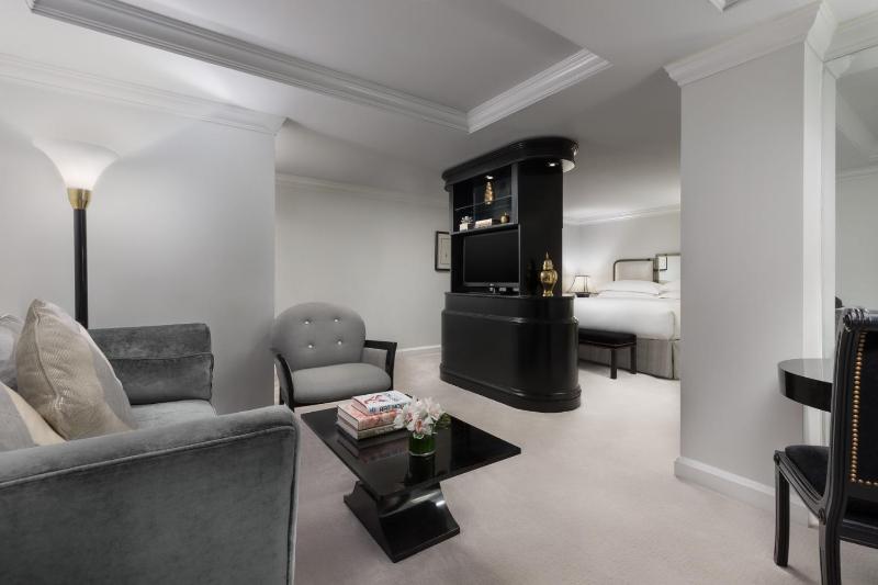 Junior King Suite image 2