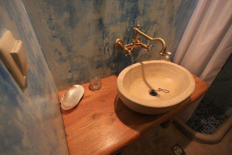 One-Bedroom Apartment - Split Level image 2