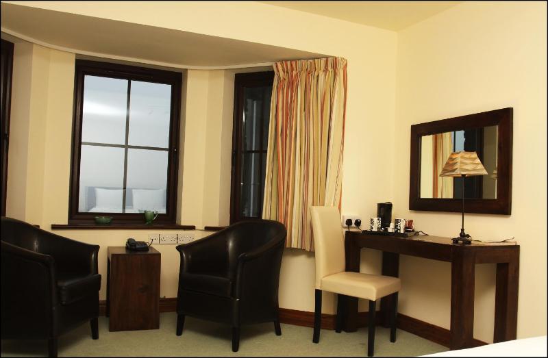 Family Room (4 Adults) image 3