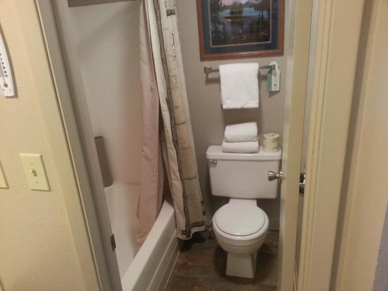 Queen Room image 2