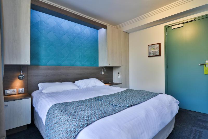 Standard Double Room image 4