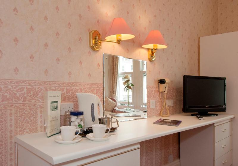 Twin Room image 4