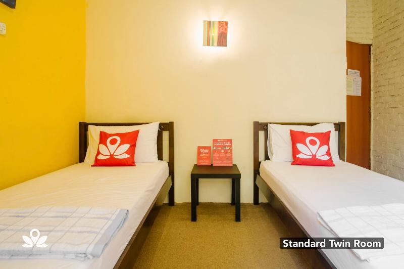 Standard Twin Room image 2