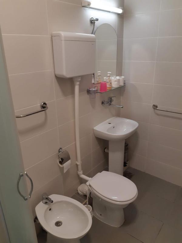 Twin Room with Private Bathroom image 4