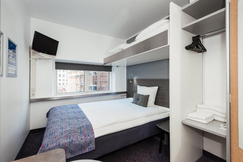 Standard Queen Room image 3