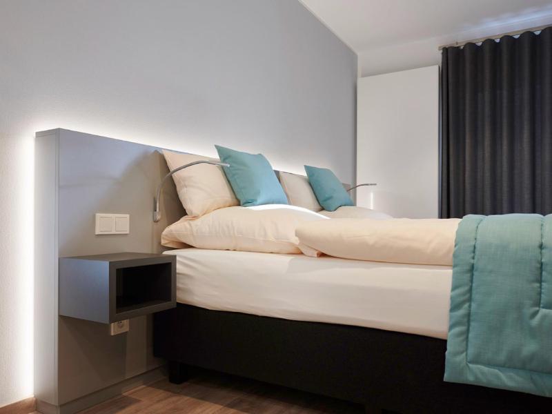 Double Room with Balcony image 4