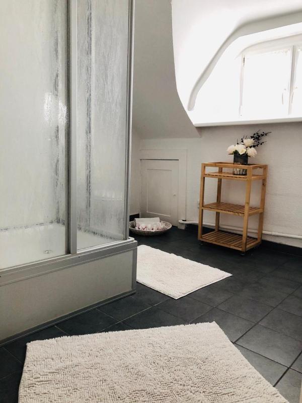 Single Room with Shared Bathroom image 4