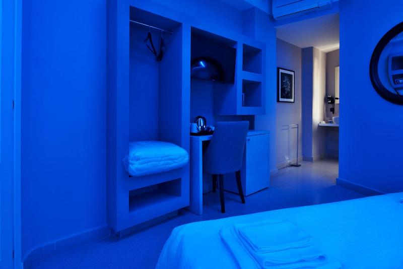Deluxe Double Room image 3