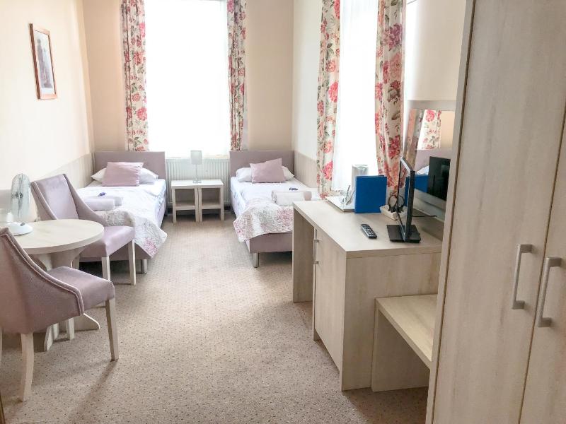 Twin Room with Bathroom image 2
