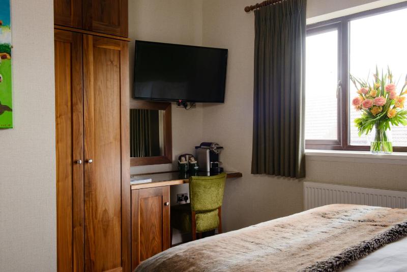 Standard King Room image 4