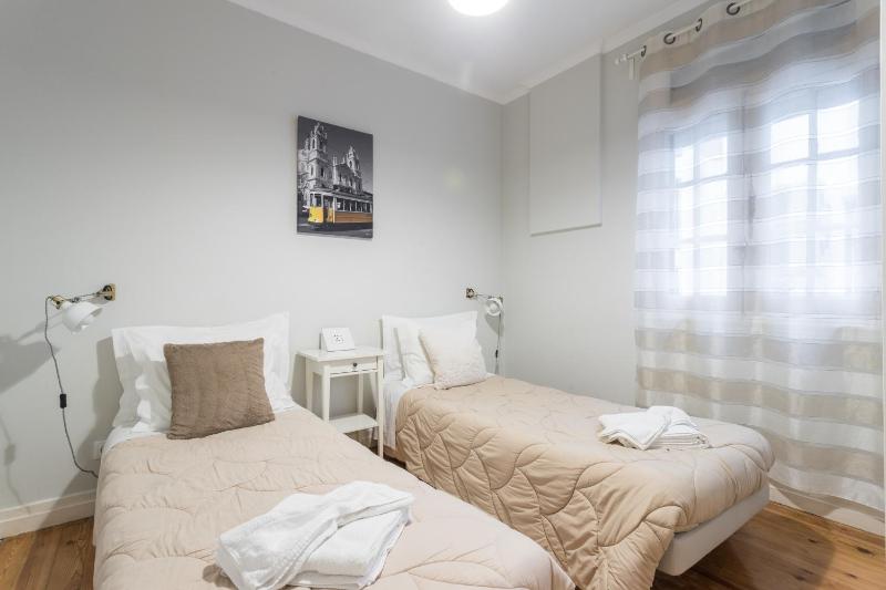 Twin Room with Shared Bathroom image 2