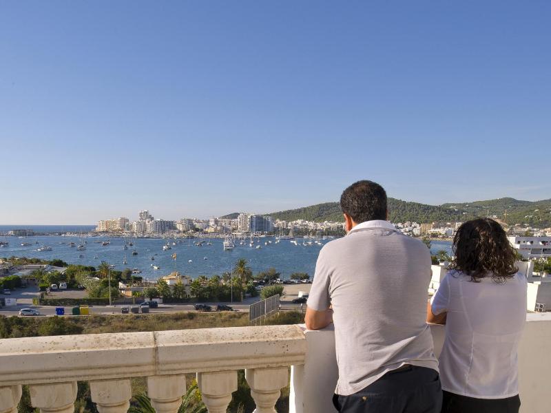 Two-Bedroom Apartment with Sea View image 3