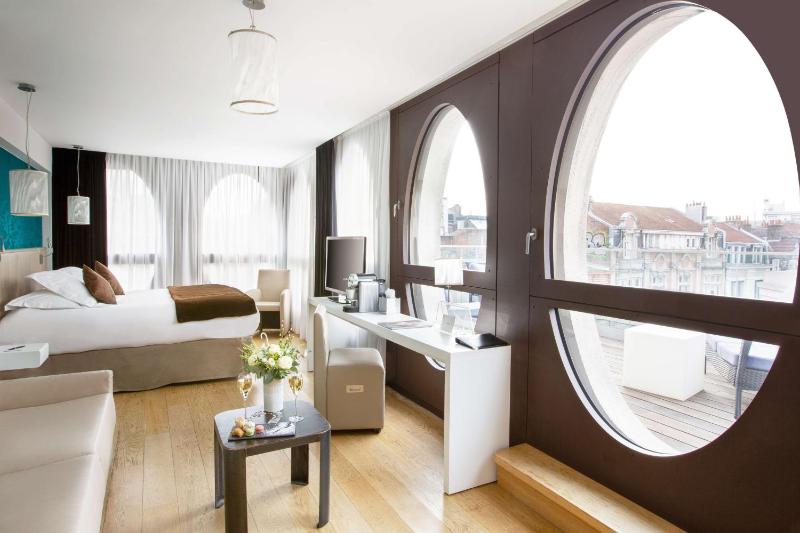 Junior King Suite with Sofa Bed image 4