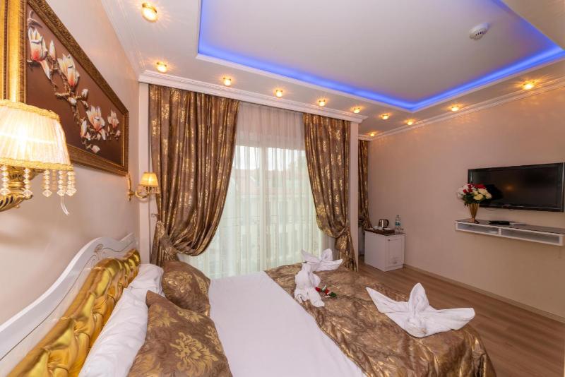 Deluxe Double Room with Balcony image 4