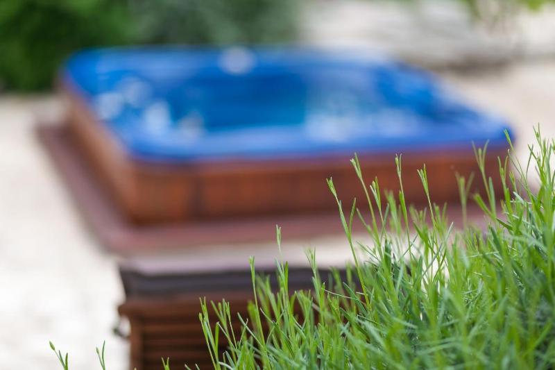 Holiday house Jano in Makarska jacuzzi - image 19