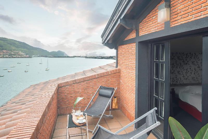 Double or Twin Room with Sea View image 2