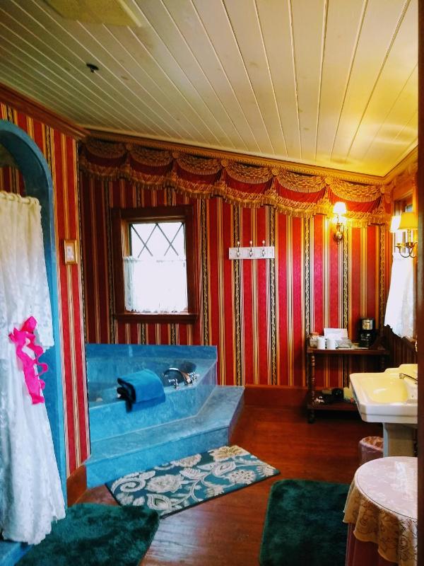 Deluxe Queen Room image 4