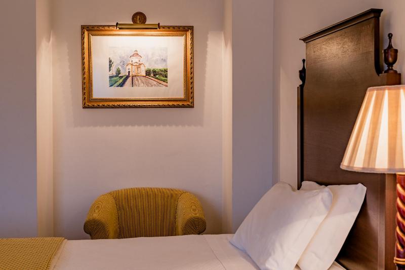 Premium Twin Room image 3