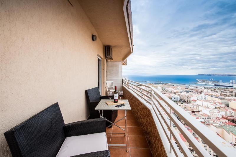 1-BR-Apartment (28th floor with Sea View) image 3