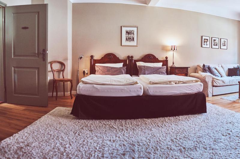 Classic Double Room image 4