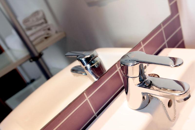 Single Room with Shared Bathroom image 4