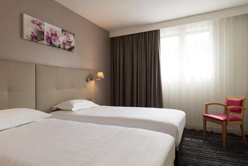 Standard Twin Room image 3