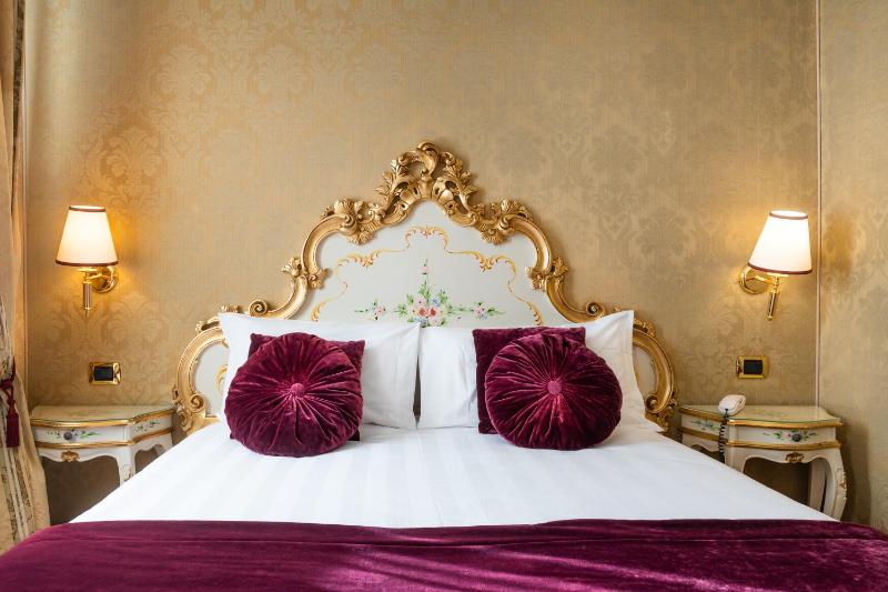 Superior Double Room with Canal View image 4