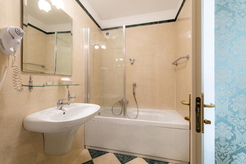 Superior Double Room with Canal View image 2