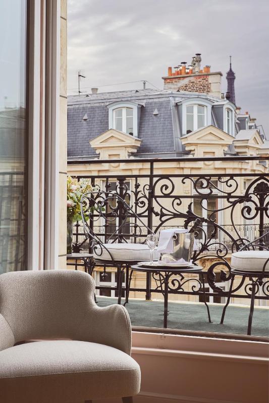 Deluxe Room with Balcony image 4