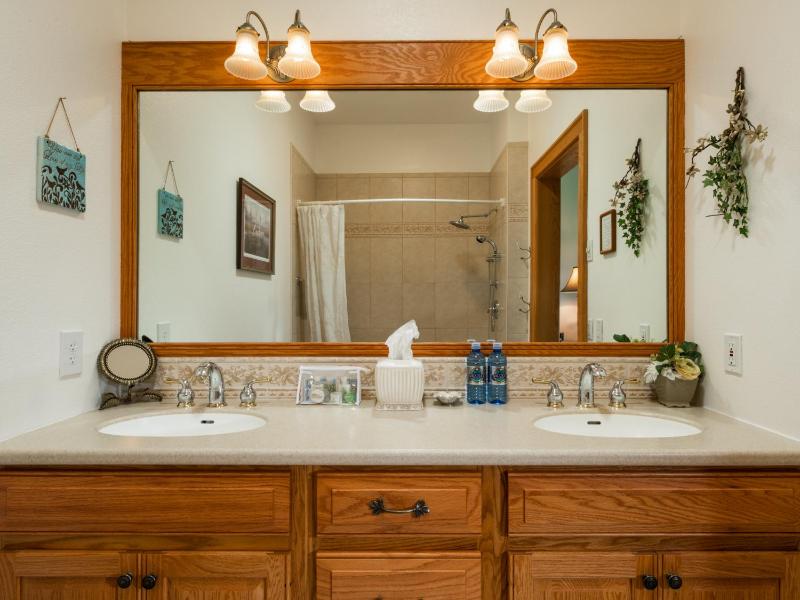 Deluxe Queen Room image 2