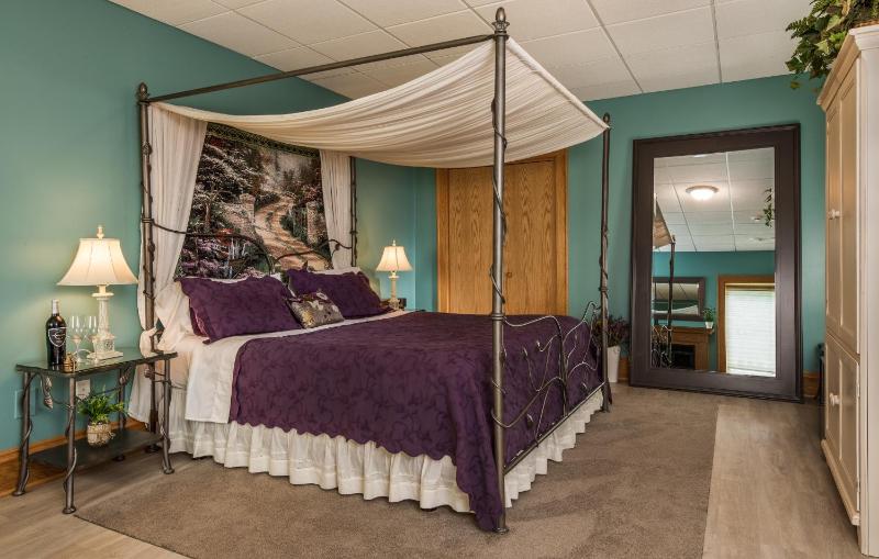 King Room with Garden View image 4