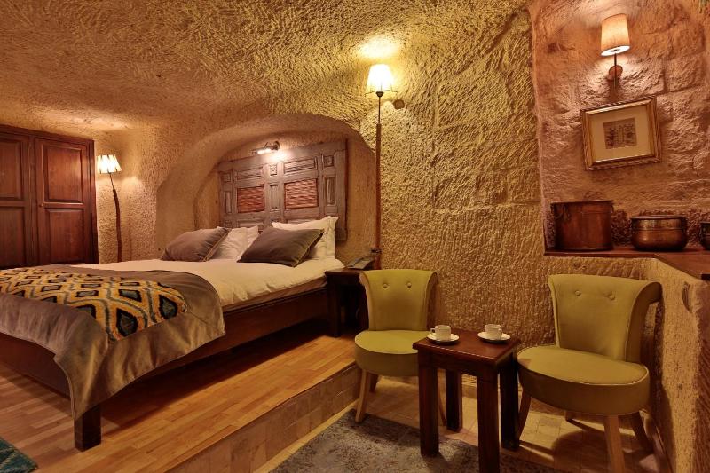Large Double Cave Room image 2