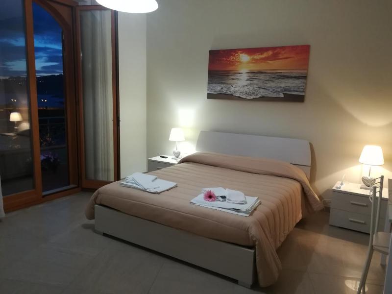 Deluxe Double Room with Sea View image 3
