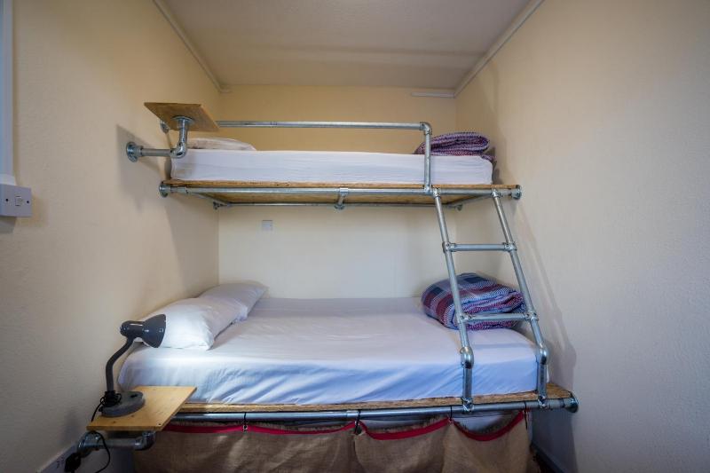 Mixed Dormitory Room image 3