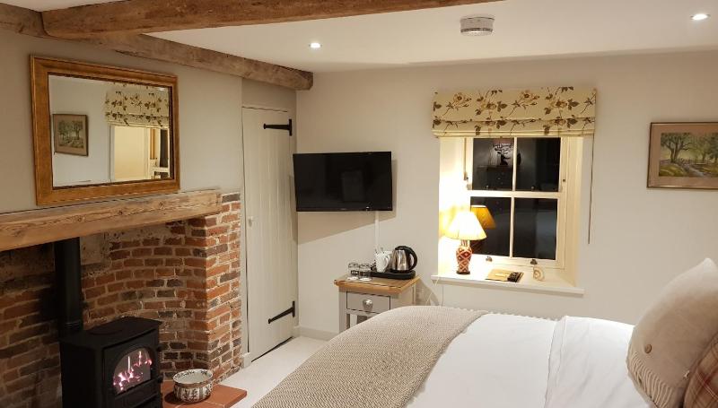 Standard King Room image 4