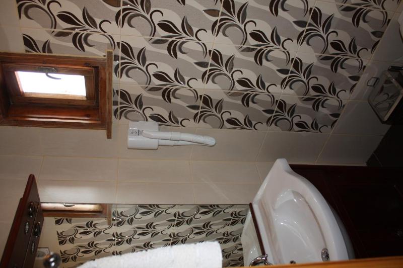 One-Bedroom Suite with Balcony and Sea View image 4
