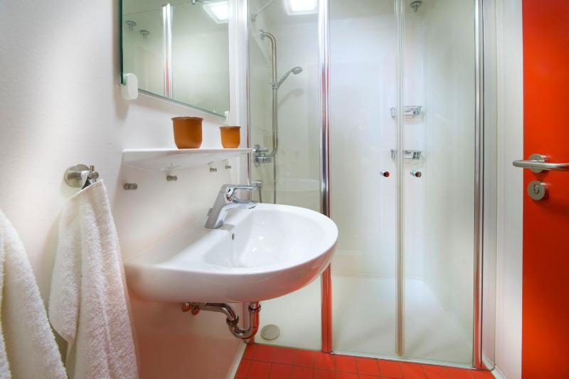 Single Room image 3