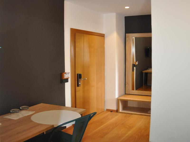Economy Double Room image 3