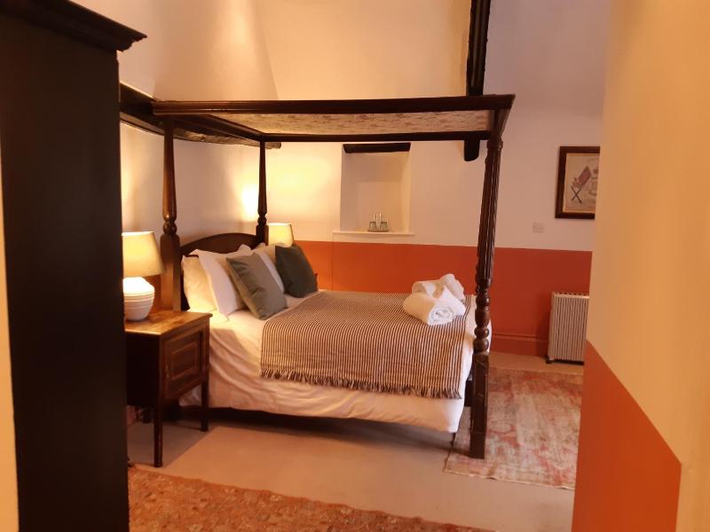 Double Room with Four Poster Bed - No Dogs image 2