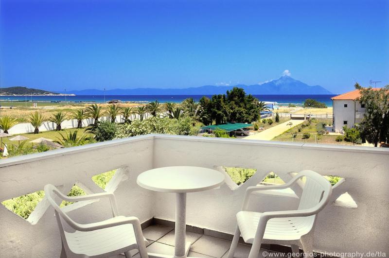 Standard Triple Room with Sea View image 4