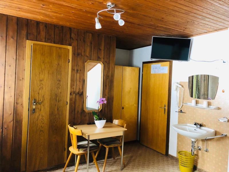 Economy Triple Room image 2