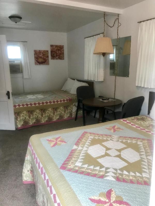 Queen Room with Two Queen Beds image 2