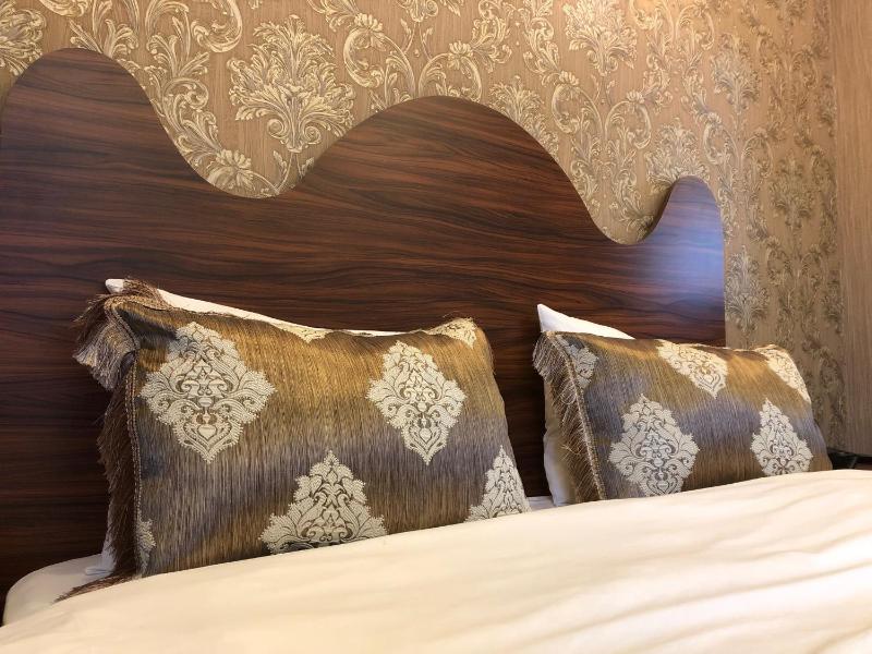 Economy Triple Room image 2