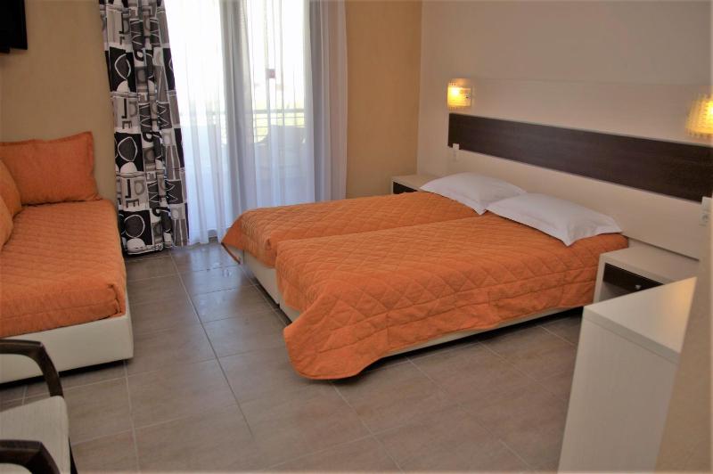 Standard Triple Room image 2