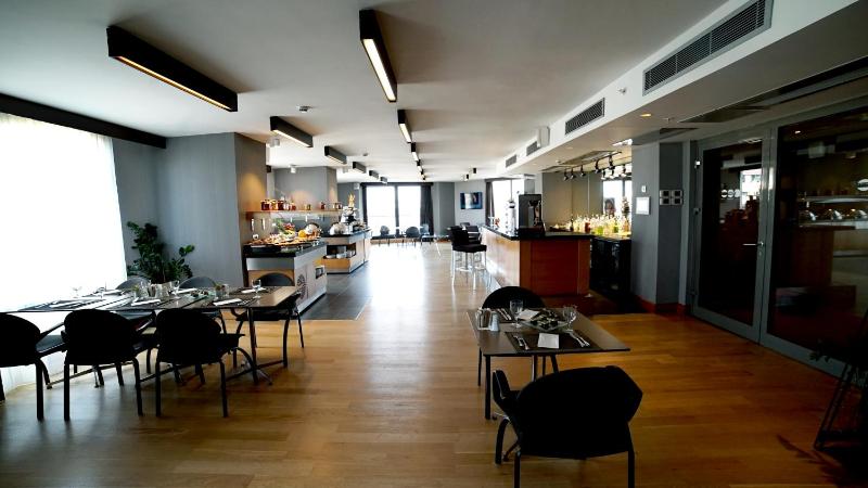 Executive Junior Suite with  Lounge Access image 2