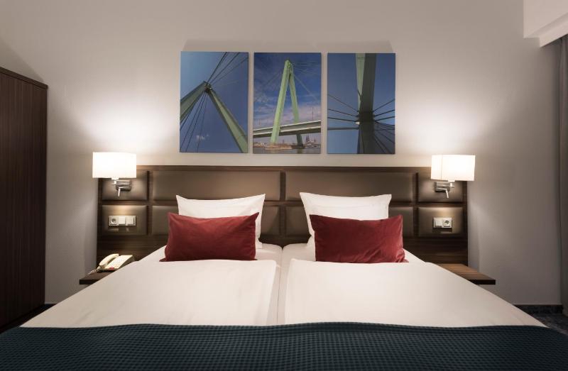 Deluxe Double or Twin Room with City View image 3