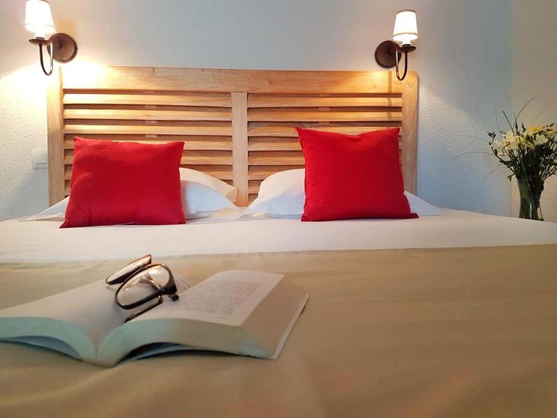 One-Bedroom Apartment (4-6 Adults) with swimming-pool view image 3