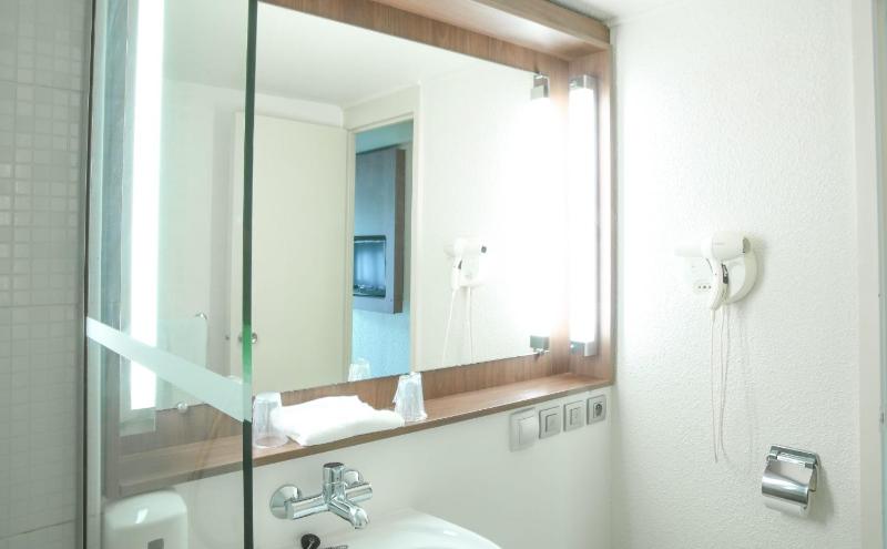 Twin Room image 3